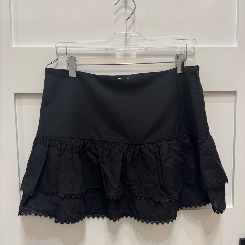 Zara Black Ruffled mini Skirt. Size L. NWT.